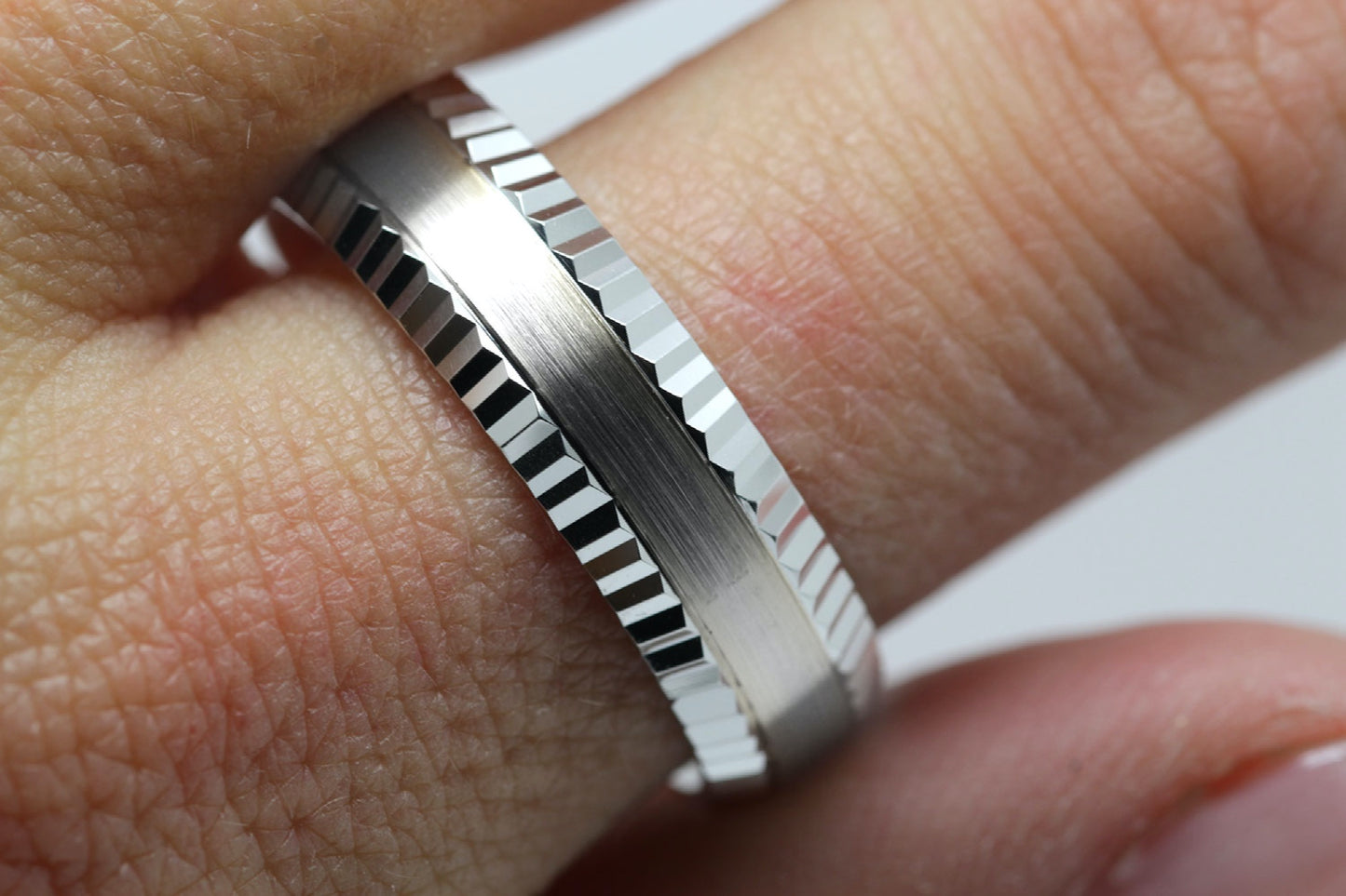 5mm Solid 10K 14K 18K Gold Men's Ring Faceted Edge | T-0009