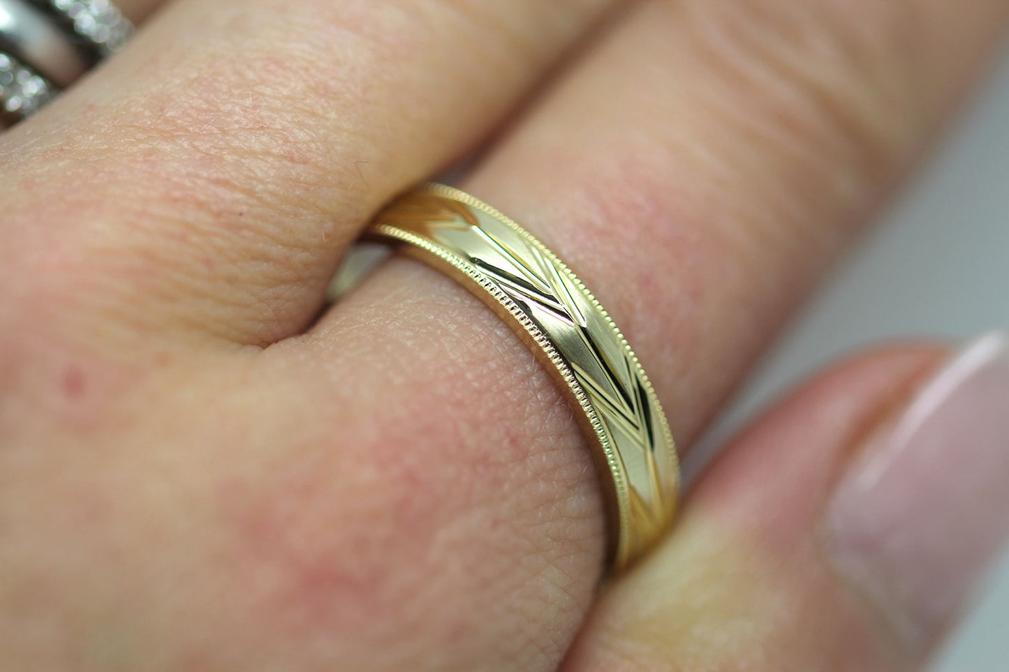 4mm Gold Wedding Band with Arrows Design for Men and Women | AT-0004