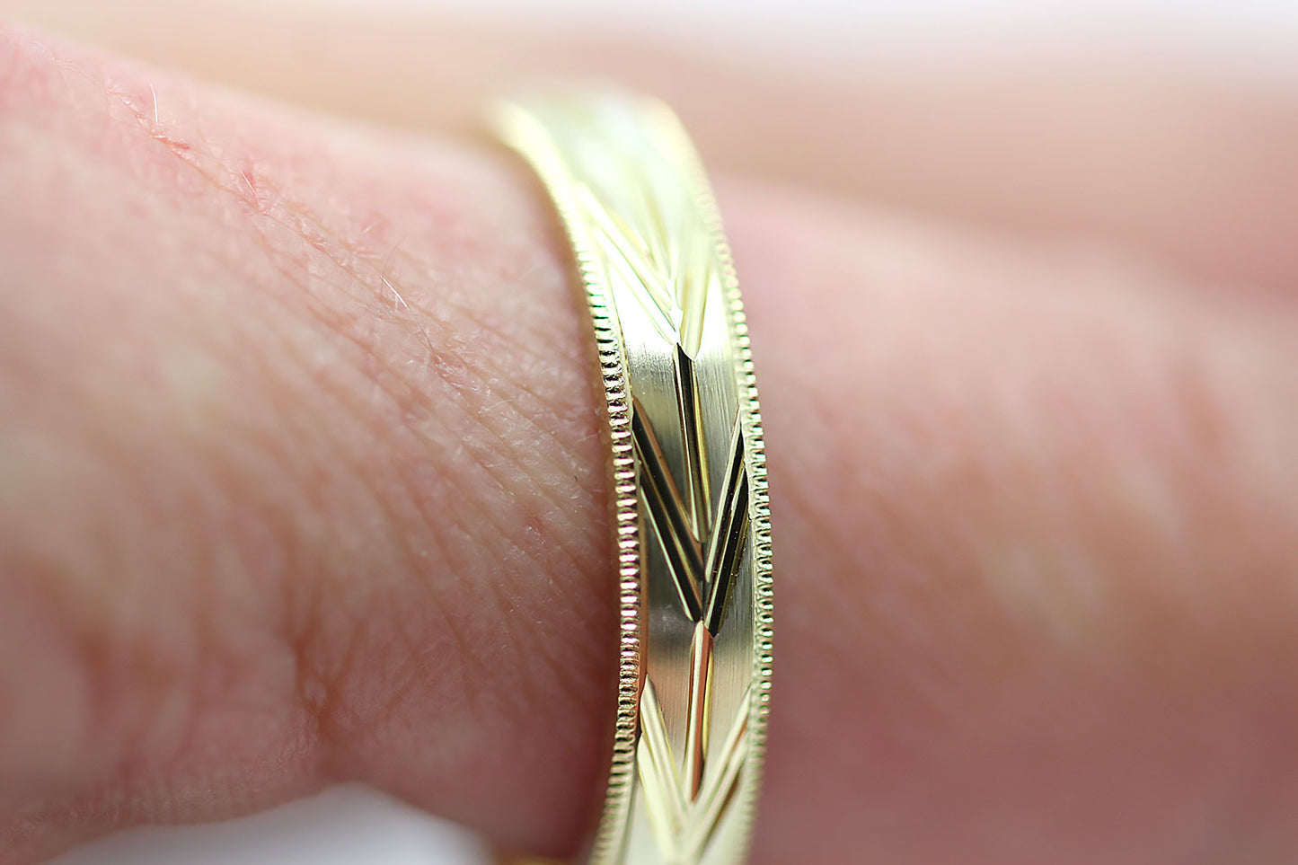 4mm Gold Wedding Band with Arrows Design for Men and Women | AT-0004
