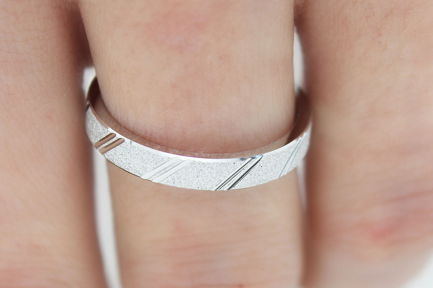 4mm solid 925 Sterling silver wedding band for women and men with sparkly centre and incut diagonal lines design, one tone gold ring in white gold, made by alexistreasury, alexis treasury, Alexi's Treasury, in Montreal Canada