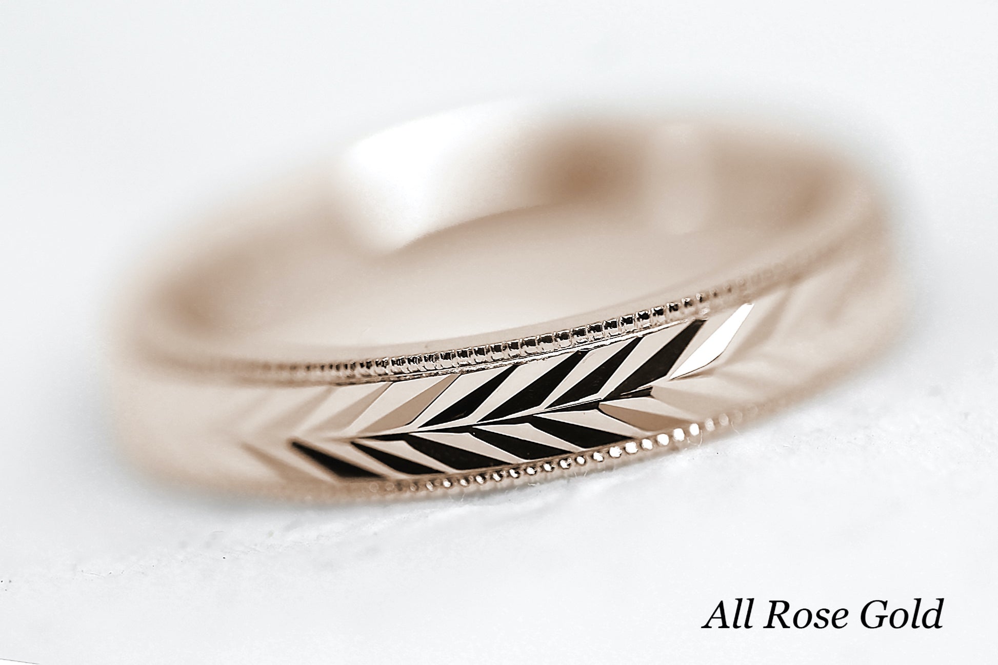 solid gold wedding band for men and women. Wheat Design, faceted and reflective centre is handcrafted in Montreal. solid 10k 14k or 18k  rose gold