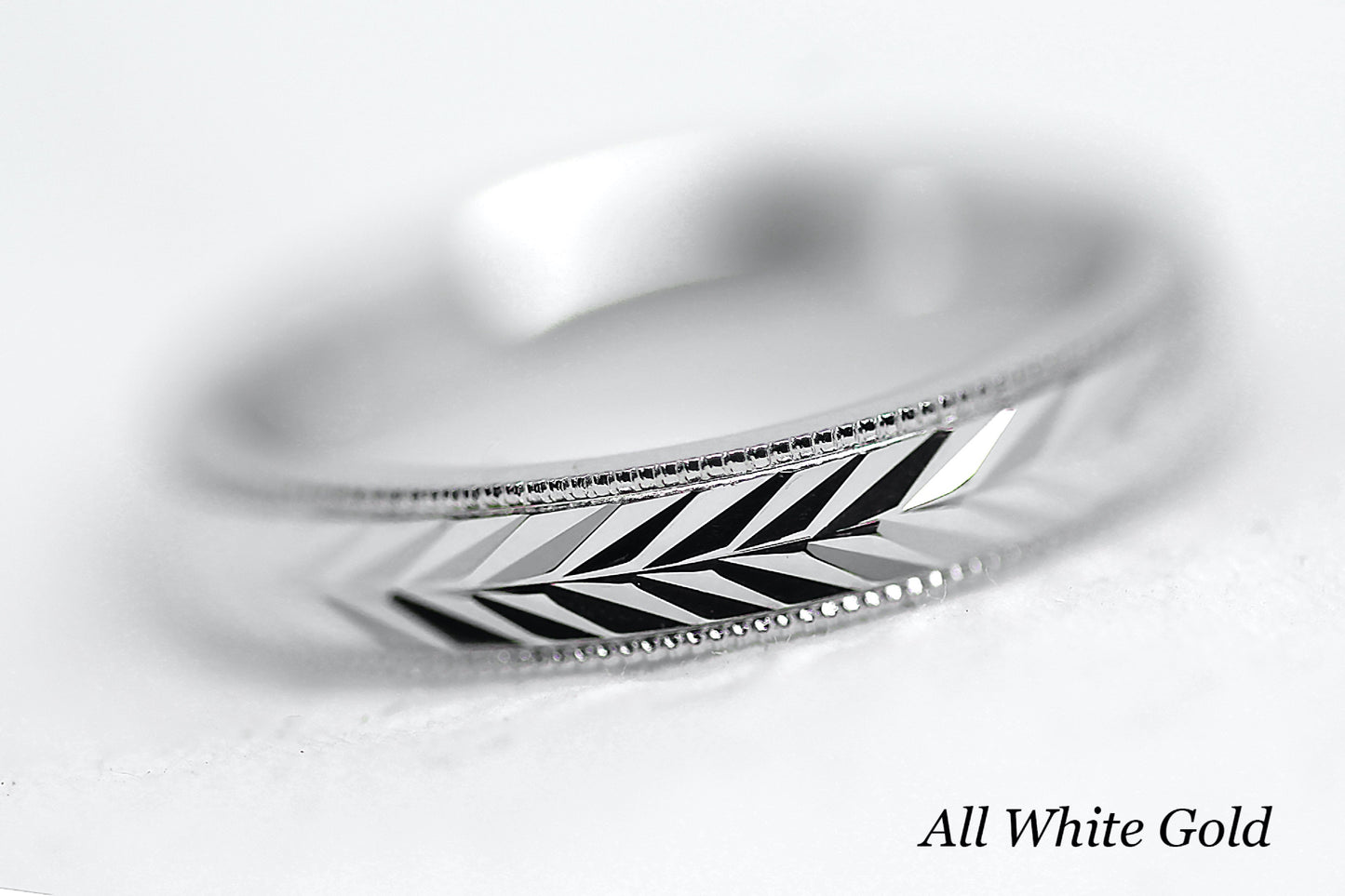 solid gold wedding band for men and women. Wheat Design, faceted and reflective centre is handcrafted in Montreal. solid 10k 14k or 18k  white gold