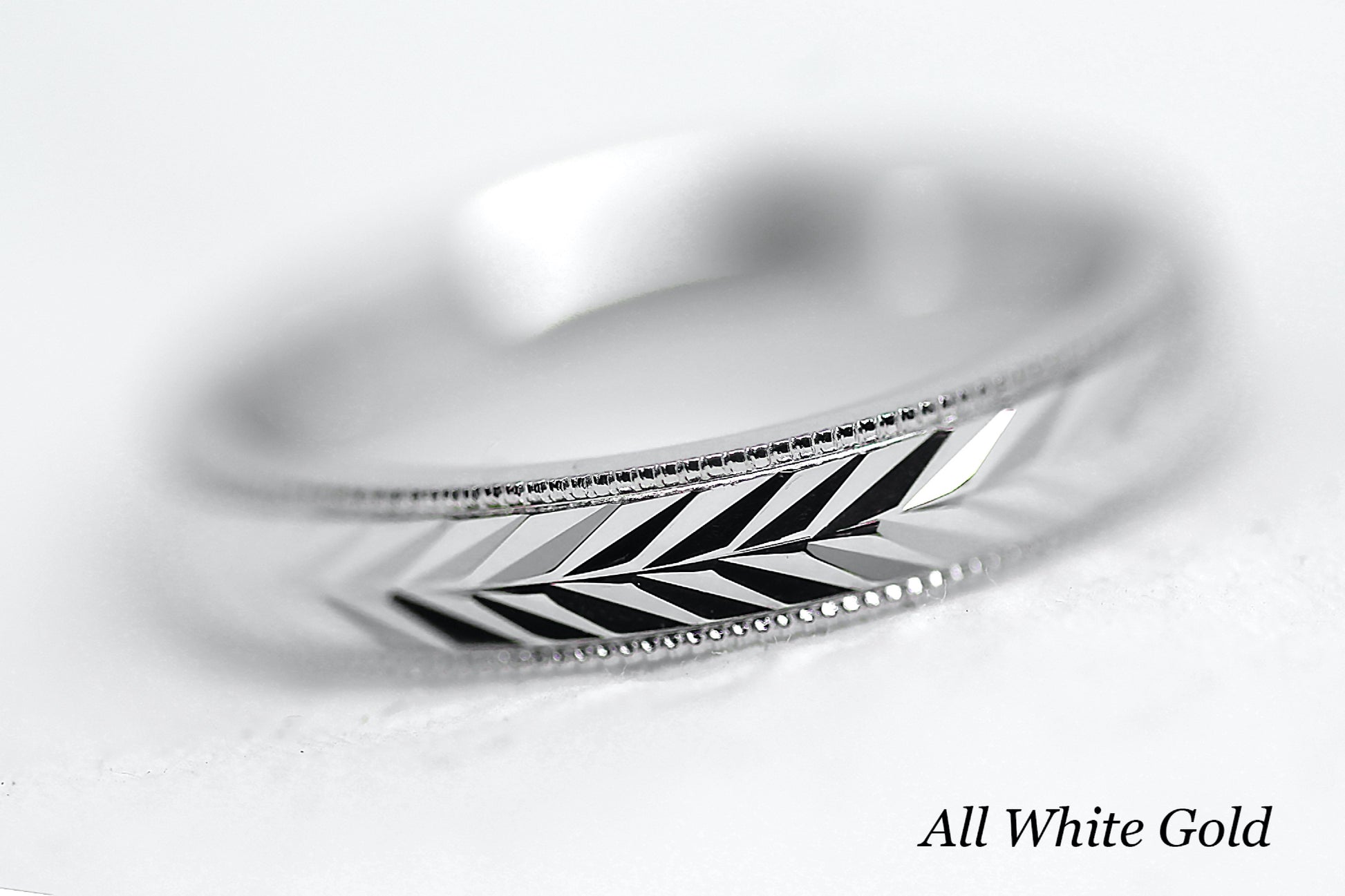 solid gold wedding band for men and women. Wheat Design, faceted and reflective centre is handcrafted in Montreal. solid 10k 14k or 18k  white gold