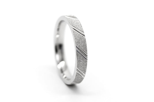 4mm solid gold wedding band for women and men with sparkly centre and incut diagonal lines design, one tone gold ring in white gold, available in 10k gold, 14k gold 18k gold, made by alexistreasury, alexis treasury, Alexi's Treasury, in Montreal Canada