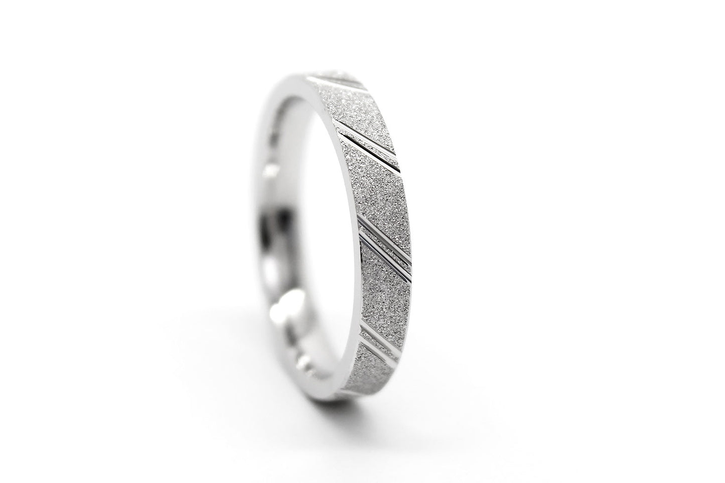 4mm solid 925 Sterling silver wedding band for women and men with sparkly centre and incut diagonal lines design, one tone gold ring in white gold, made by alexistreasury, alexis treasury, Alexi's Treasury, in Montreal Canada