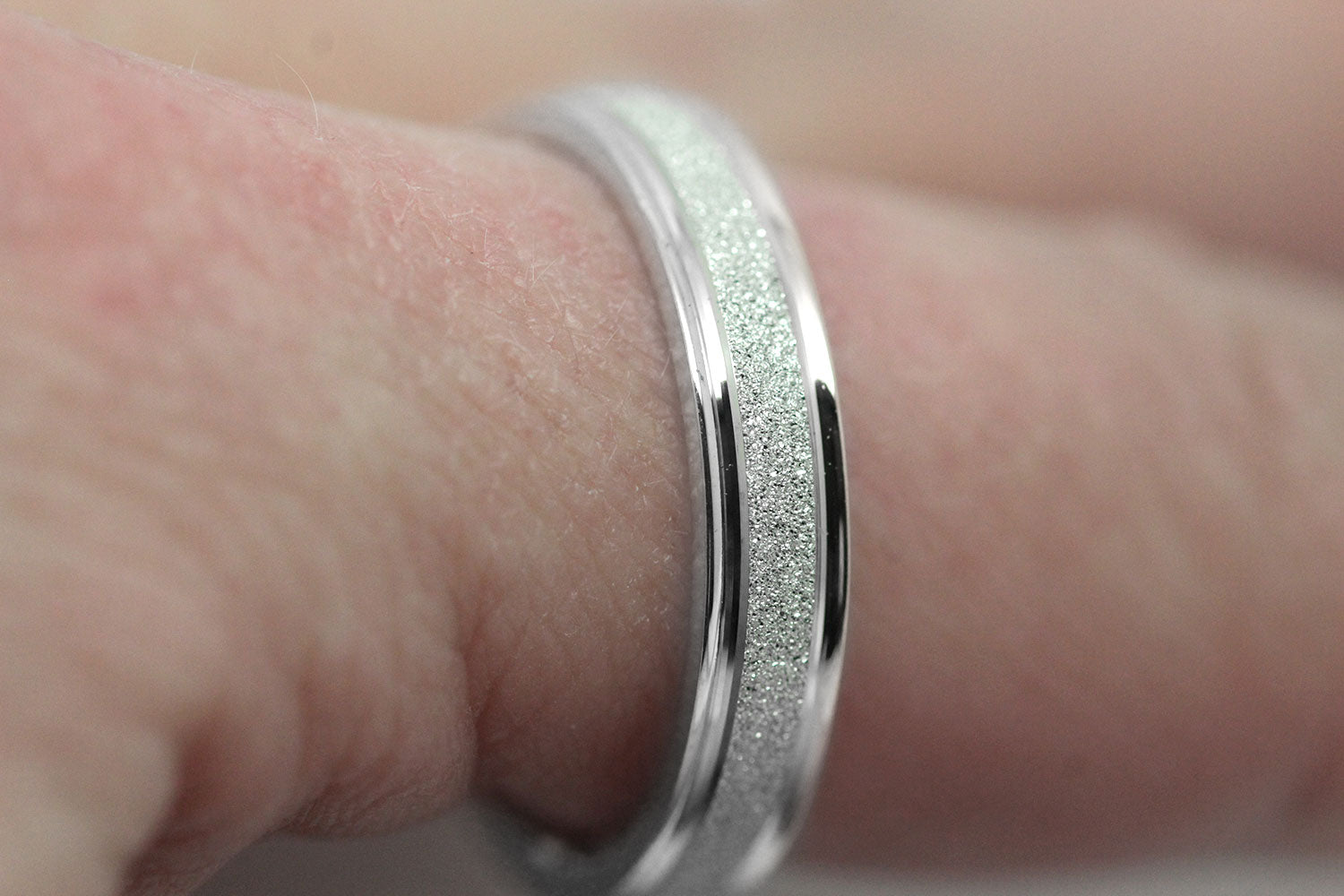 4mm solid 925 sterling silver wedding band for women and men with sparkly centre and polished and edges