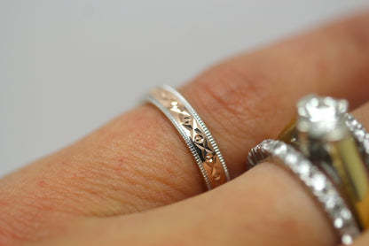2.5mm 10K 14K 18K Gold Wedding Band with Filigree Centre for Men and Women | 0031