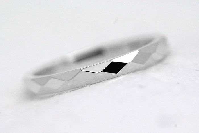 Faceted 10K 14K 18K Gold Women's Wedding Ring Reflective | This elegant 2mm ring features a unique faceted design that catches the light beautifully, making it perfect as wedding or anniversary ring.