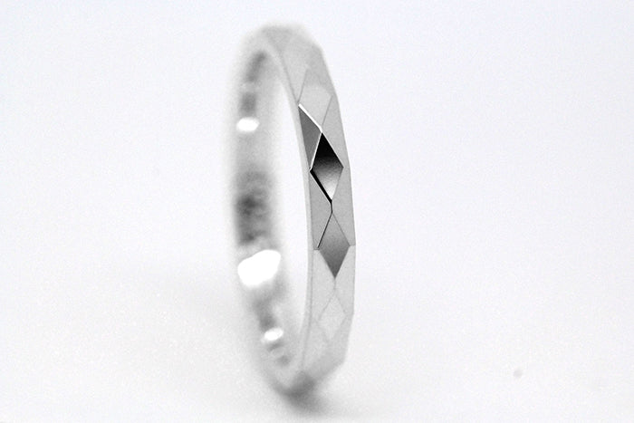 Faceted 10K 14K 18K Gold Women's Wedding Ring Reflective | This elegant 2mm ring features a unique faceted design that catches the light beautifully, making it perfect as wedding or anniversary ring.