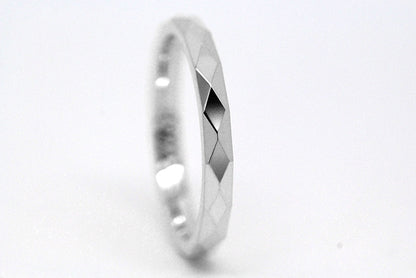Faceted 10K 14K 18K Gold Women's Wedding Ring Reflective | This elegant 2mm ring features a unique faceted design that catches the light beautifully, making it perfect as wedding or anniversary ring.