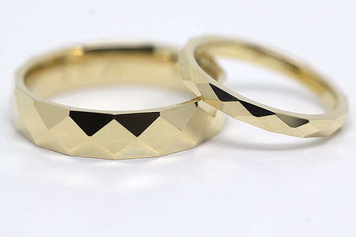 Faceted 10K 14K 18K Gold Women's Wedding Ring Reflective | This elegant 2mm ring features a unique faceted design that catches the light beautifully, making it perfect as wedding or anniversary ring.